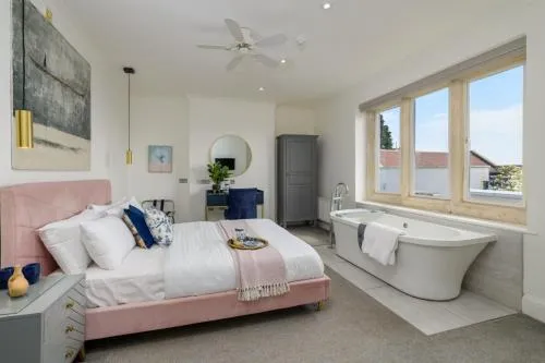 Holm House - Stylish Coastal Suites - HEDD Spa - Silures Bar & Restaurant photo 12