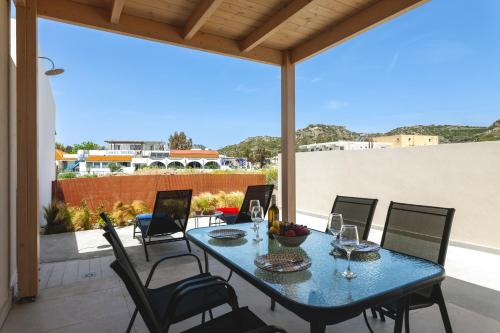 una mesa azul y sillas en un patio en Lago Beach Living, en Faliraki