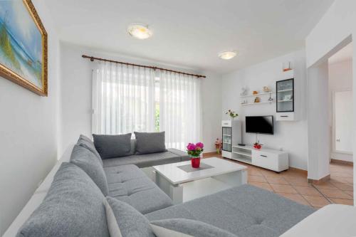 TV a/nebo společenská místnost v ubytování Holiday home in Porec - Istrien 10330