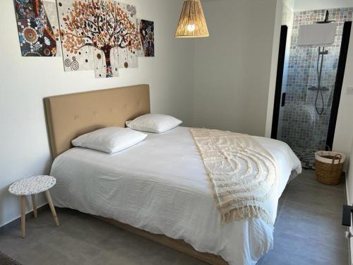 une chambre avec un grand lit avec deux oreillers dans l'établissement Villa cosy lina, à Gallargues-le-Montueux