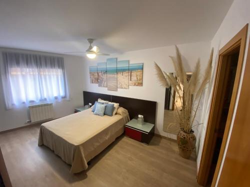 una camera da letto con un letto con cuscini blu di Piso céntrico reformado a Torredembarra