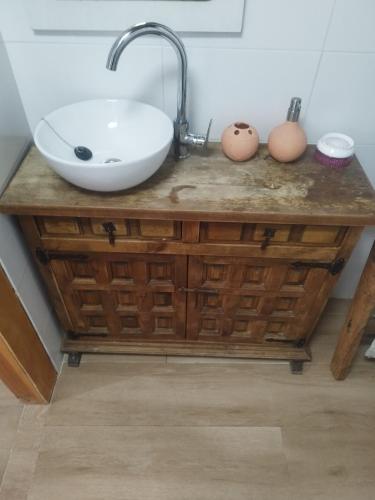 a bathroom counter with a sink on top of it at Habitación rústica independiente con todas las comodidades, sofacama y ventilador in Tordesillas