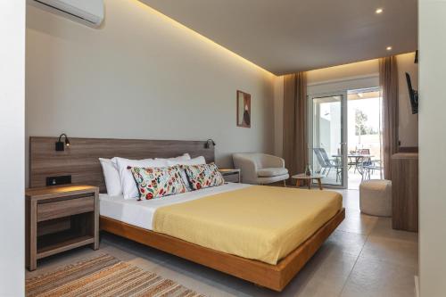 una habitación de hotel con una cama y un balcón en Lago Beach Living, en Faliraki
