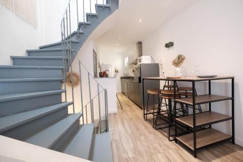 un escalier avec une cuisine et une table dans une pièce dans l'établissement Maison de Vacances 2 Chambres avec rooftop, à Thuir
