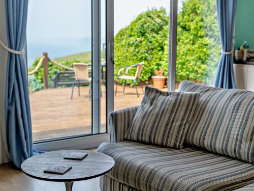Χώρος καθιστικού στο 1 Bed in Whitsand Bay 37261