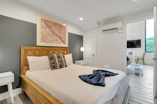 Un dormitorio con una cama con una manta encima. en Stay In The Heart Of The French Quarter, en Nueva Orleans