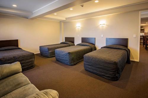 En eller flere senge i et værelse på Aspree Motor Inn