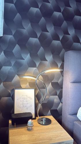 a lamp on a table in a room with a wall at 3,5 Zimmer Wohnung 68qm in Gladbeck mit Balkon und Stellplatz in Gladbeck