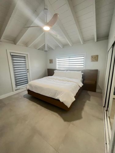 Кровать или кровати в номере Blackbeard Retreat