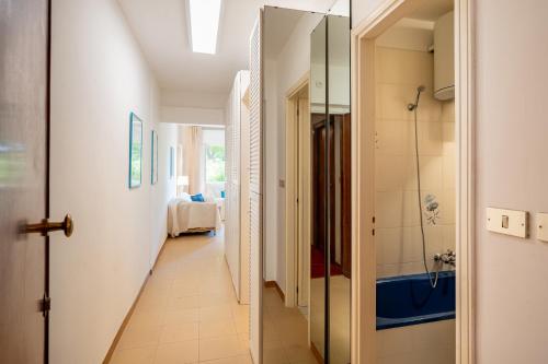 ein Badezimmer mit ebenerdiger Dusche und Glastür in der Unterkunft GuestHost - Modern Escape with Pool & Sunny Terrace in Sanremo