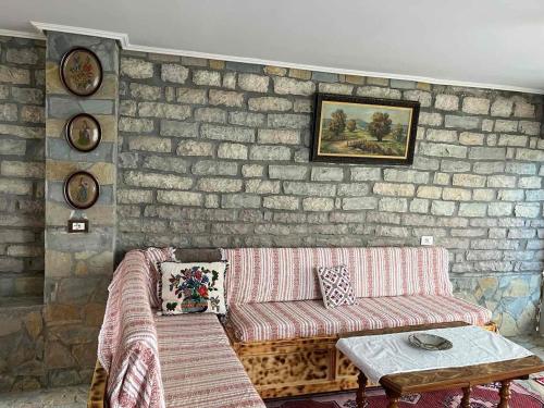 Ruang duduk di Stone House Kleopatra