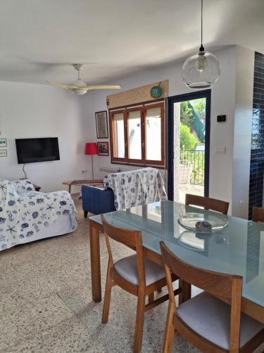 sala de estar con mesa azul y sillas en Bungalow CASIOPEA Internet 300 Mb SAT SMARTTV, en El Campello