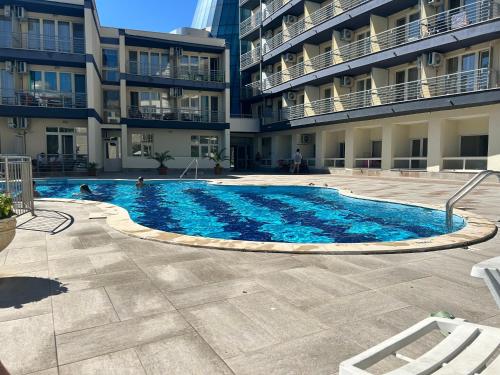 una gran piscina frente a un edificio en Дрийм 2 Мечта 2, en Sunny Beach