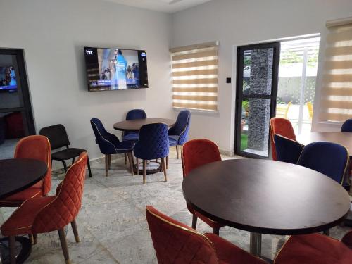 TV a/nebo společenská místnost v ubytování ComeInn CAS Hotel