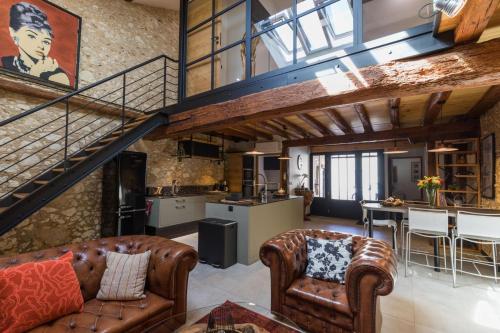 un salon avec un canapé et un escalier dans l'établissement Atelier 55, à Roquefort