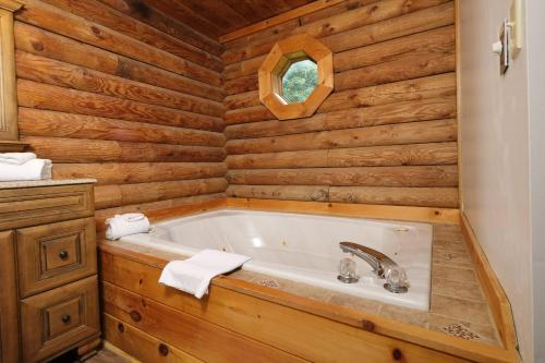 Phòng tắm tại Grove Creek Cabin