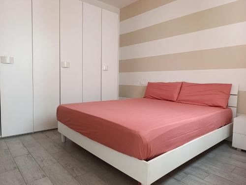 un letto con lenzuola rosse in una stanza bianca di Boadream Casa Duria Azzurra a Sal Rei