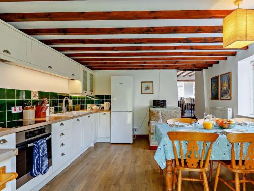 Dapur atau dapur kecil di 3 Bed in Looe 47669