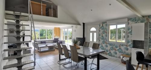 une cuisine et une salle à manger avec une table et des chaises dans l'établissement Maison Bérenger Normandie- 6 personnes, à Saint-Manvieu-Bocage