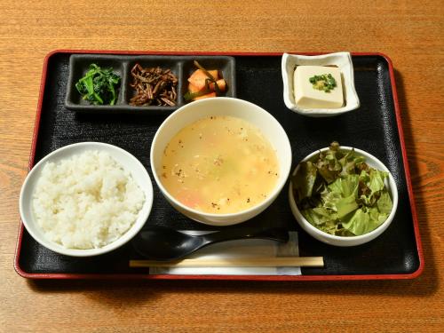 APA Hotel Shimbashi Onarimon في طوكيو: صينية طعام تحتوي على أرز وحساء وخضراوات