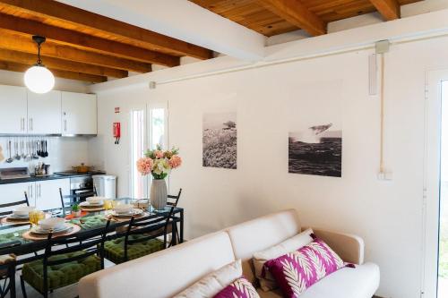 Ruang duduk di Whale's Lodge