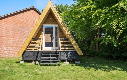 Una pequeña casa con techo inclinado en un campo en Stunning Home In Vemb With Wifi, en Vemb