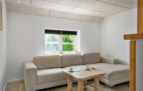 una sala de estar con un sofá y una mesa en Stunning Home In Vemb With Wifi, en Vemb
