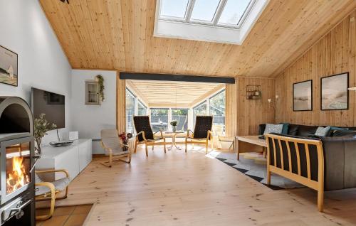 Posezení v ubytování Cozy Home In Skagen With Sauna