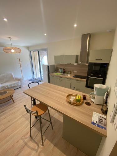 - une cuisine avec une grande table en bois dans l'établissement La Grange de la Fiole, à Blanot