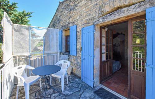 d'une petite terrasse avec une table et des chaises sur un balcon. dans l'établissement 1 Bedroom Cozy Home In Orgnac Laven, à Orgnac-lʼAven