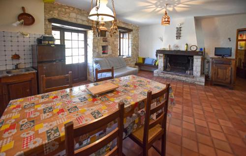 une cuisine avec une table recouverte d'une nappe dans l'établissement 1 Bedroom Cozy Home In Orgnac Laven, à Orgnac-lʼAven