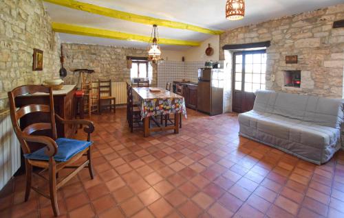 un salon avec un canapé et une table dans l'établissement 1 Bedroom Cozy Home In Orgnac Laven, à Orgnac-lʼAven