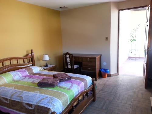 Кровать или кровати в номере Villa Oropeza Hostel
