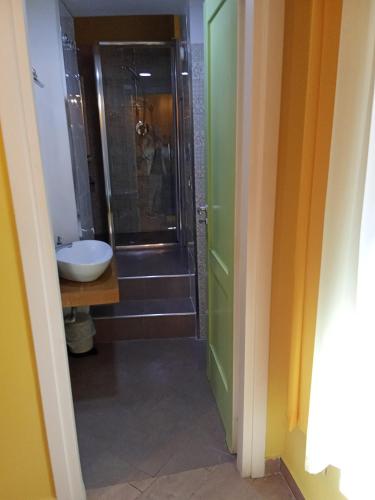 Un baño con lavabo, inodoro y ducha. en Bonbon House, en Nápoles