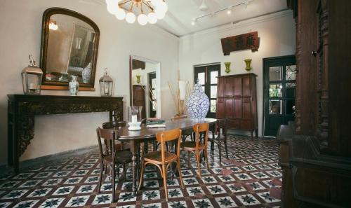 a dining room with a table and chairs and a fireplace at Muntri Mews in George Town