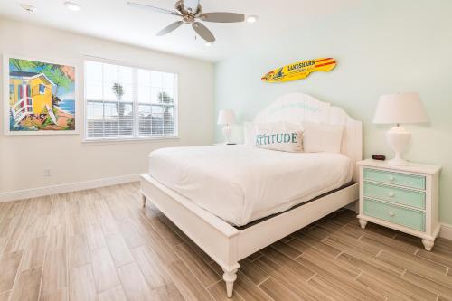 Blue Oasis Cottage With Private Pool Near Disney And Margaritaville Resort & Island H20 Access - 7968Sh في كيسيمي: غرفة نوم بيضاء مع سرير ومروحة سقف