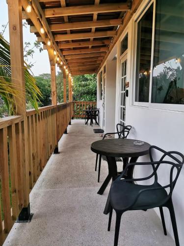 Ein Balkon oder eine Terrasse in der Unterkunft Mangal Suites