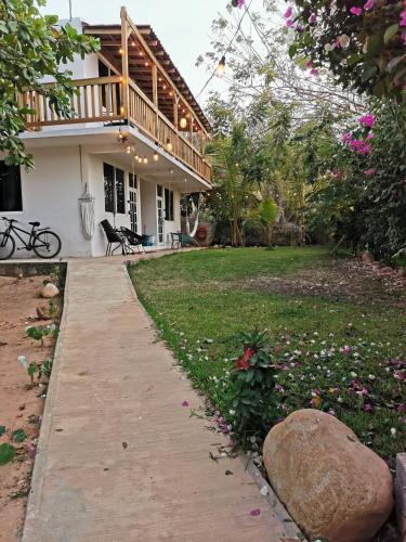 Ein Garten an der Unterkunft Mangal Suites