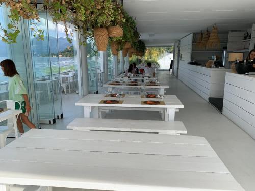a restaurant with white tables with food on them at Ferienwohnung Studio Belvedere in Brezzo