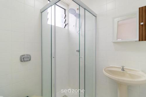 a bathroom with a shower and a sink at Lindo Estúdio em Floripa EVA0506 in Florianópolis