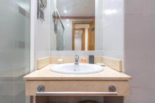 Cozy Apartment- 2BD 2BT- Malasaña
