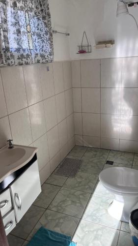 a bathroom with a sink and a toilet at Casa da Wal in Camanducaia