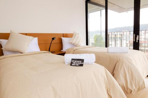 Una cama o camas en una habitación de Top Rentals Qorner