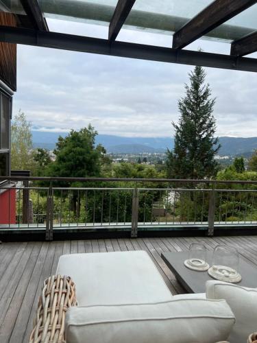 un soggiorno con divano bianco su una terrazza di Sunlight City Villa a Villach