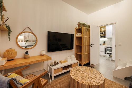 Sunlit homie flat at Arrianou!