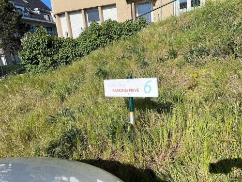 Taman di luar Duplex et Parking à 100m de la mer