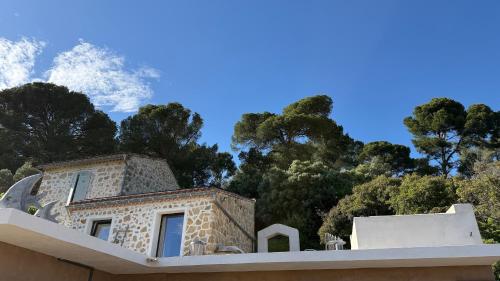 Το κτήριο όπου στεγάζεται  η βίλα