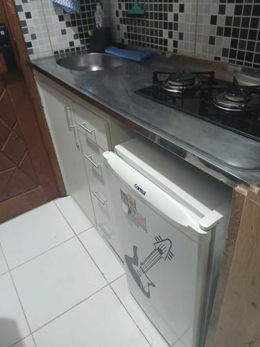 een keuken met een fornuis en een aanrechtblad bij Centro, Maracanã, rodoviaria perto, SmarTV, vista fantástica in Rio de Janeiro