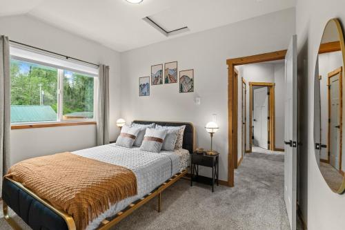 a bedroom with a bed and a window at Rainier XL Chalet EV-Hot Tub-Game Room-Guest Suite in Ashford