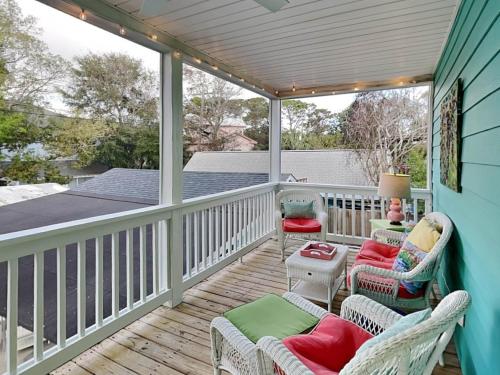 タイビーアイランドにあるBack River Bungalowの椅子とテーブルの付いたポーチ